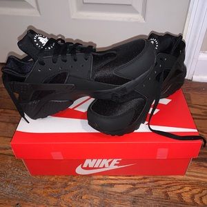 BRAND NEW NEVER WORN MENS NIKE HURACHE SNEAKERS